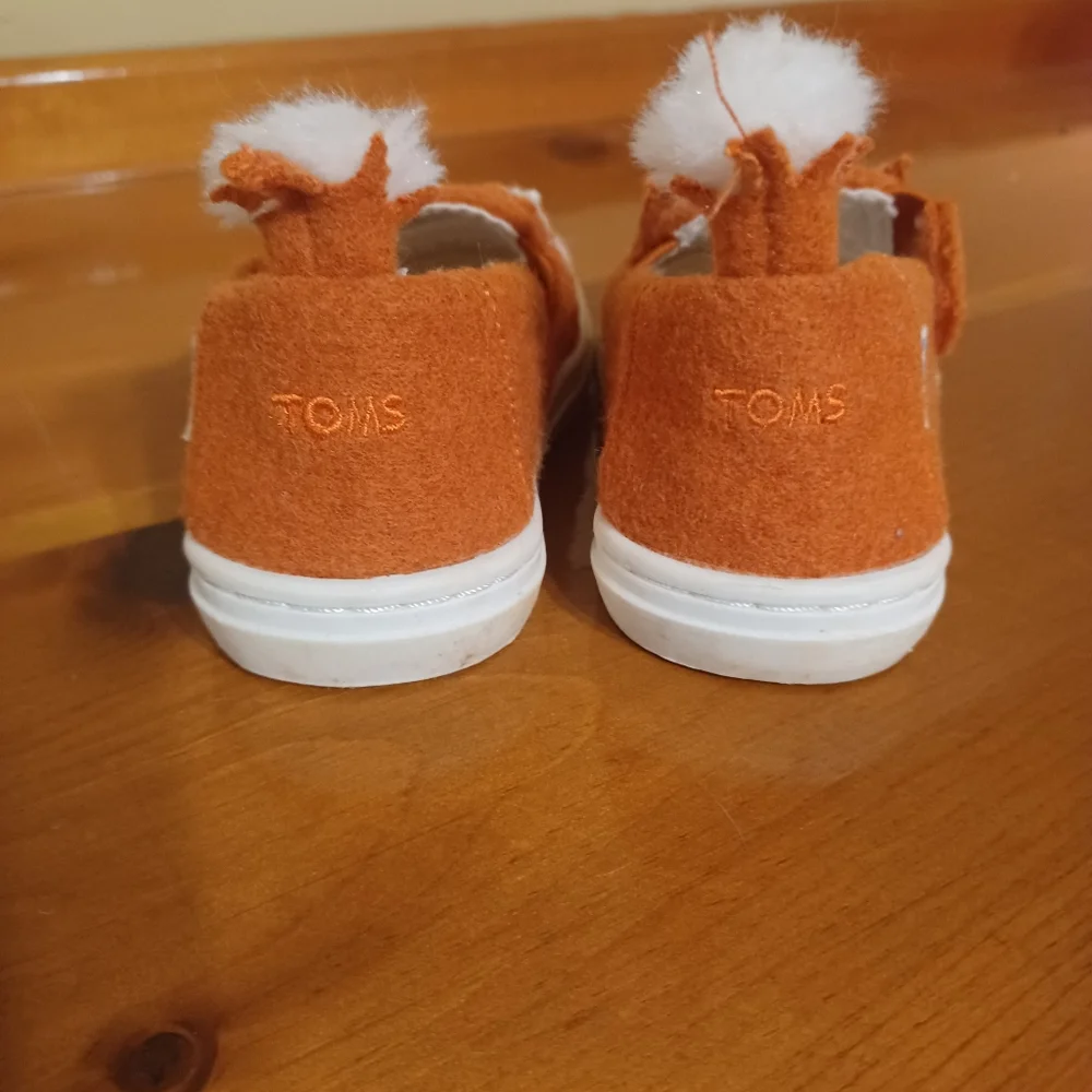 Tom's Shoes - Picture 2 of 4